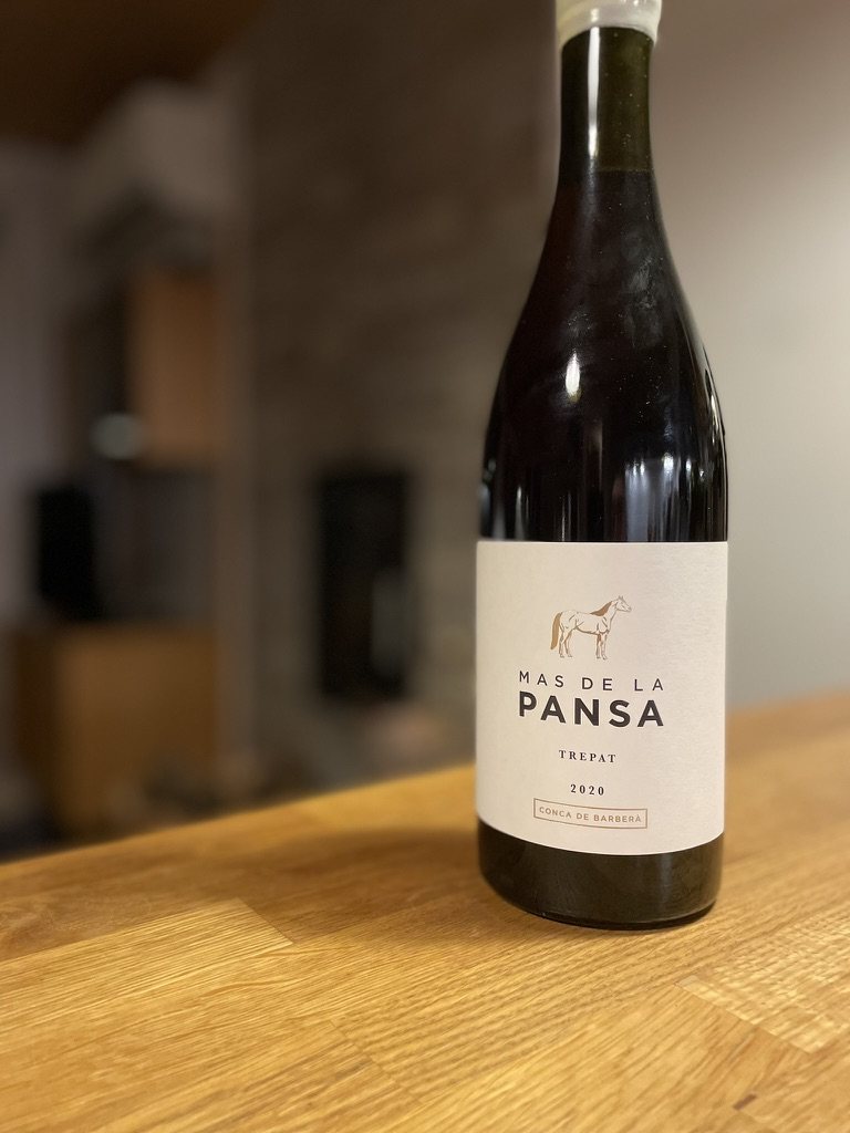Flaske Mas de la Pansa Trepat 2020 på et egetræsbord